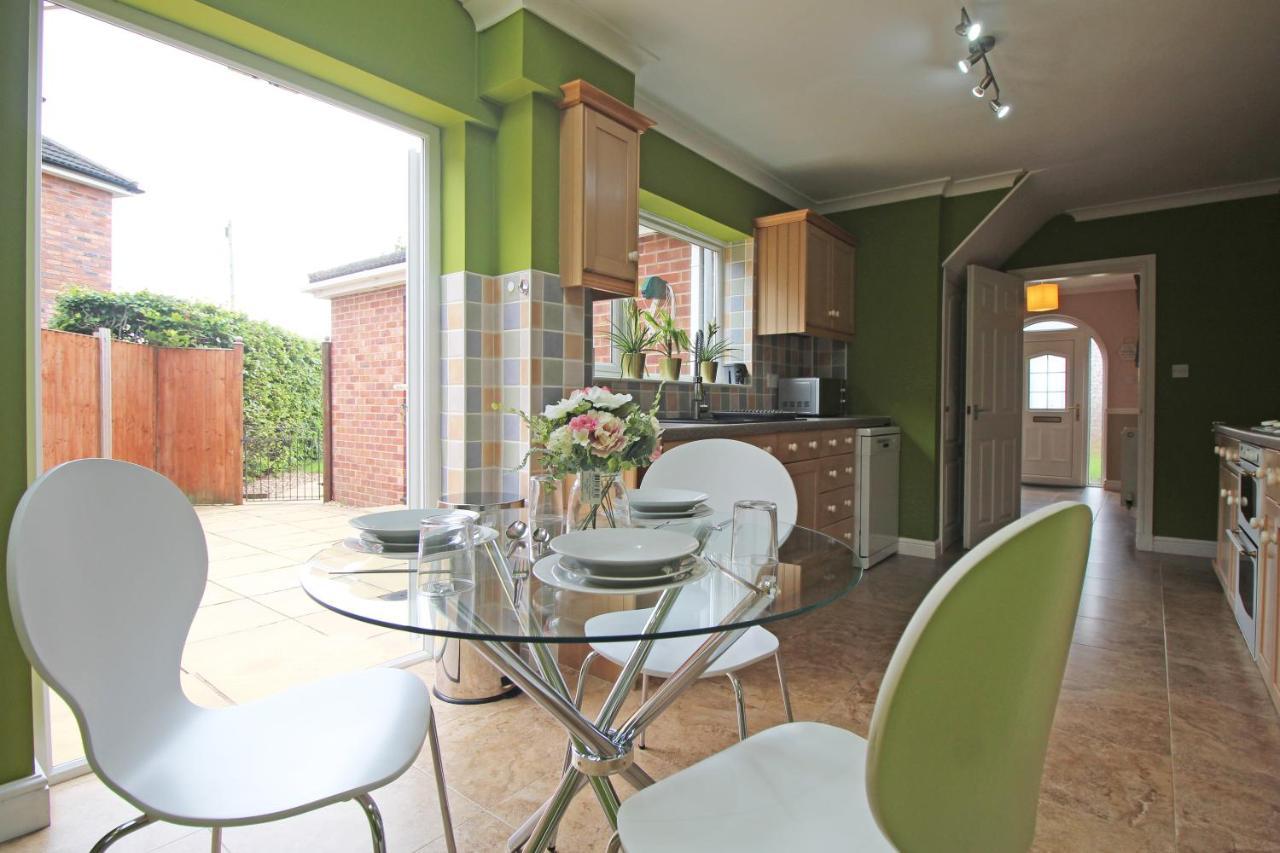 Queens Road - Luxury Spacious Home In Chester Christleton Exterior photo
